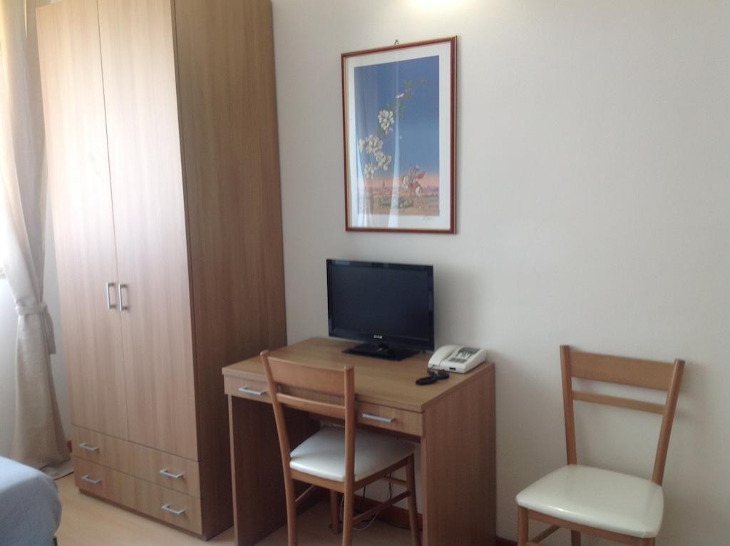 Ospitalita San Tommaso D'Aquino Hotel Bologna Ruang foto