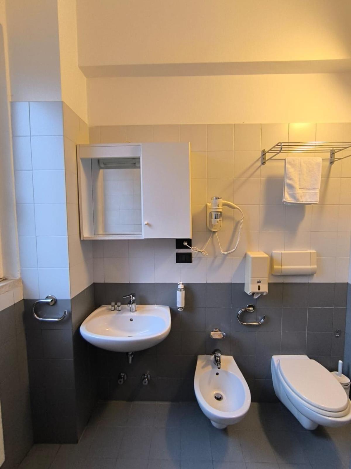 Ospitalita San Tommaso D'Aquino Hotel Bologna Bagian luar foto