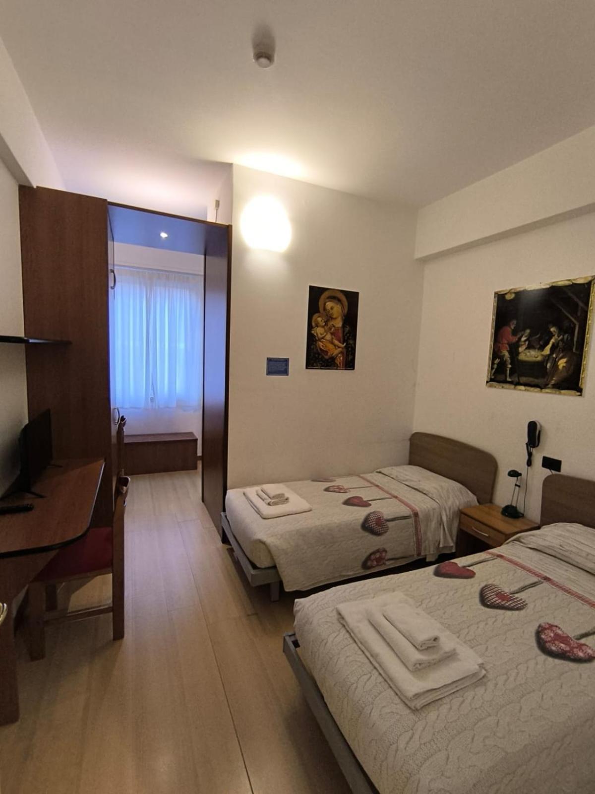 Ospitalita San Tommaso D'Aquino Hotel Bologna Bagian luar foto