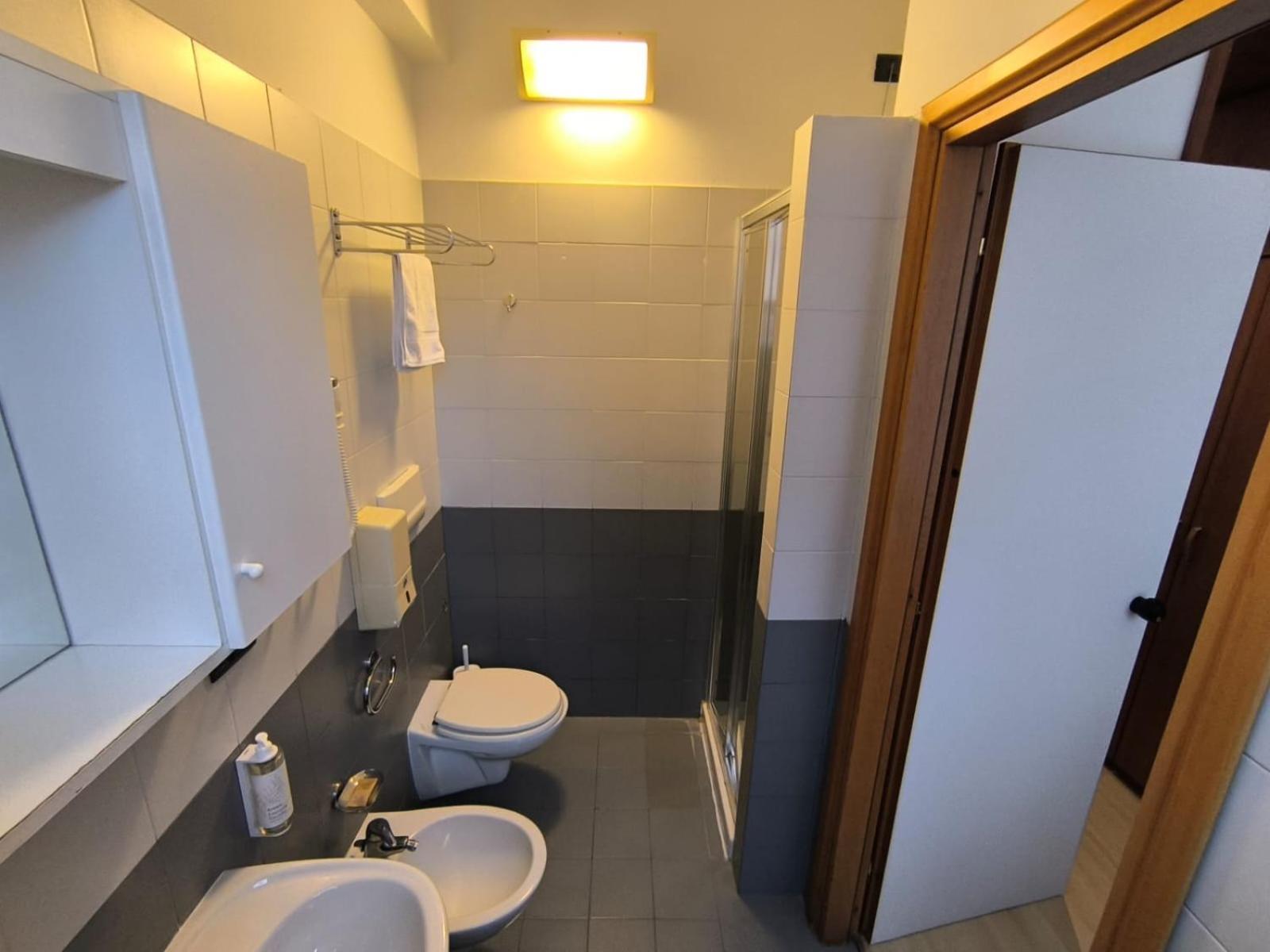 Ospitalita San Tommaso D'Aquino Hotel Bologna Bagian luar foto