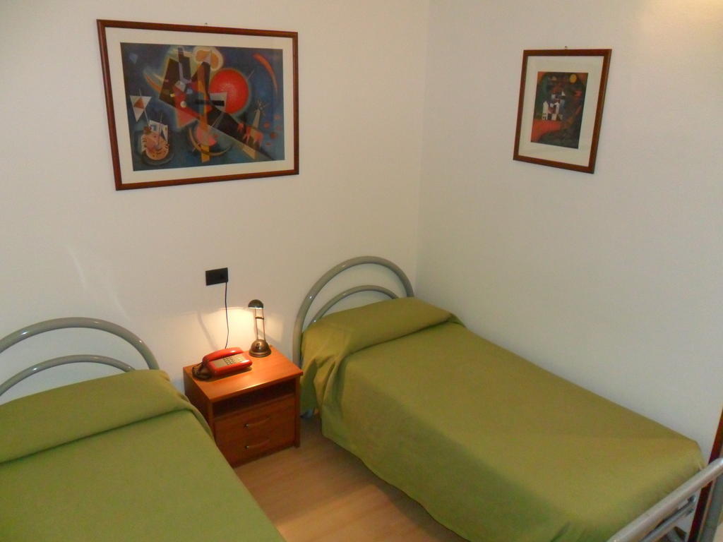 Ospitalita San Tommaso D'Aquino Hotel Bologna Ruang foto