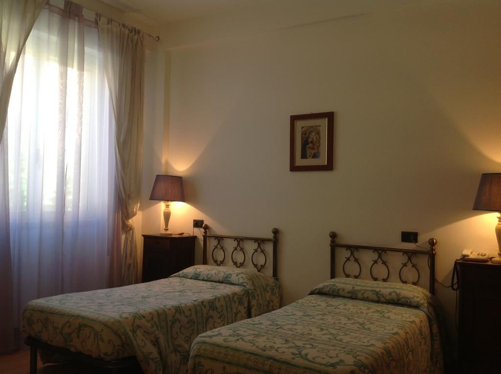 Ospitalita San Tommaso D'Aquino Hotel Bologna Ruang foto