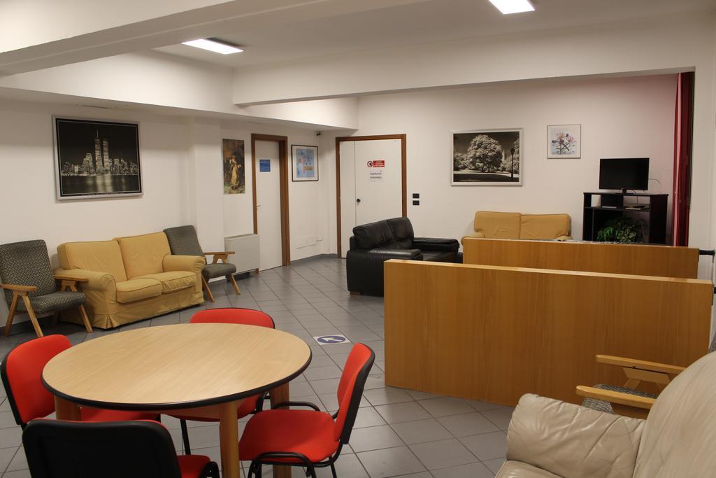 Ospitalita San Tommaso D'Aquino Hotel Bologna Bagian luar foto
