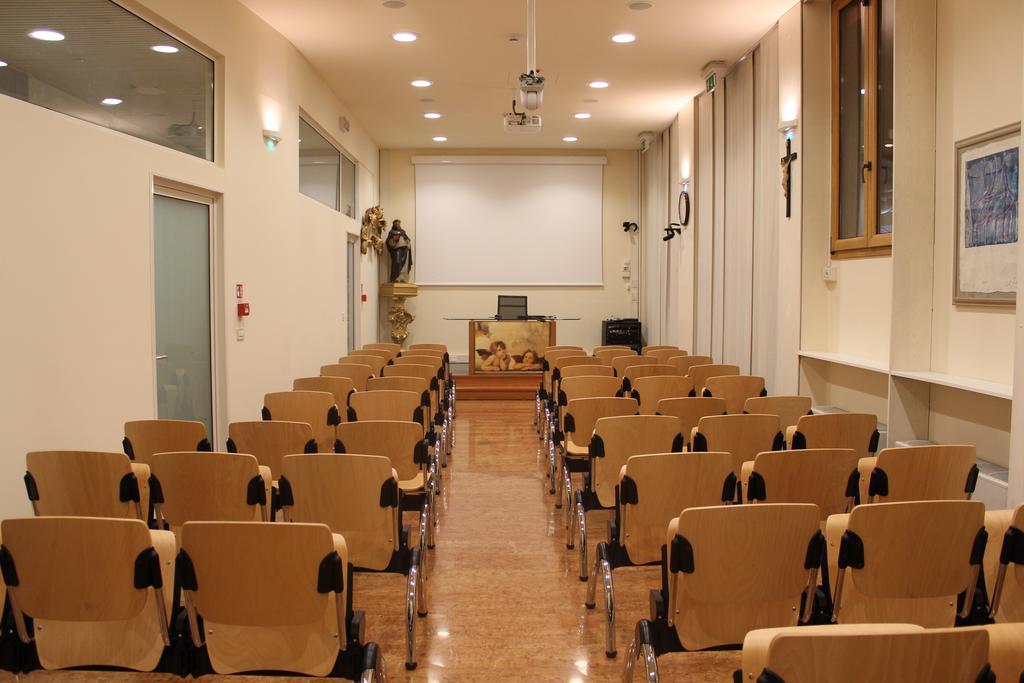 Ospitalita San Tommaso D'Aquino Hotel Bologna Bagian luar foto