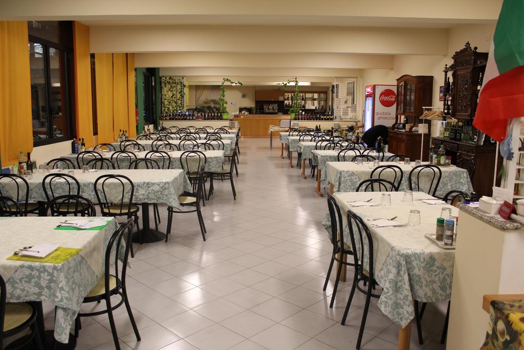 Ospitalita San Tommaso D'Aquino Hotel Bologna Bagian luar foto